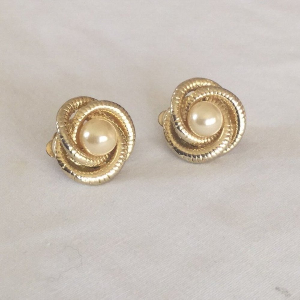Pearl & Golden Swirl Metal Clip-on Earring